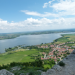 Zřícenina hradu Děvičky, výhled na Pavlov a vodní nádrž Nové Mlýny