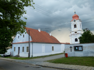 Kostel a fara v Horních Věstonicích