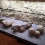 Nálezy zlomků děl a dělových koulí z hradu Helfštýn